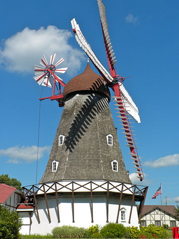 An old windmill, Elk Horn Iowa. Smallbones (cc)