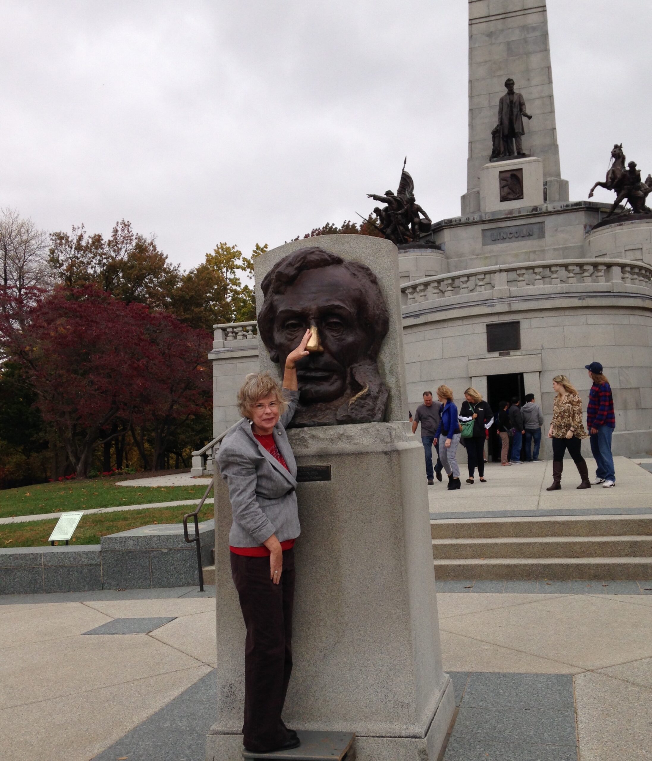 Kathleen with Lincoln statue