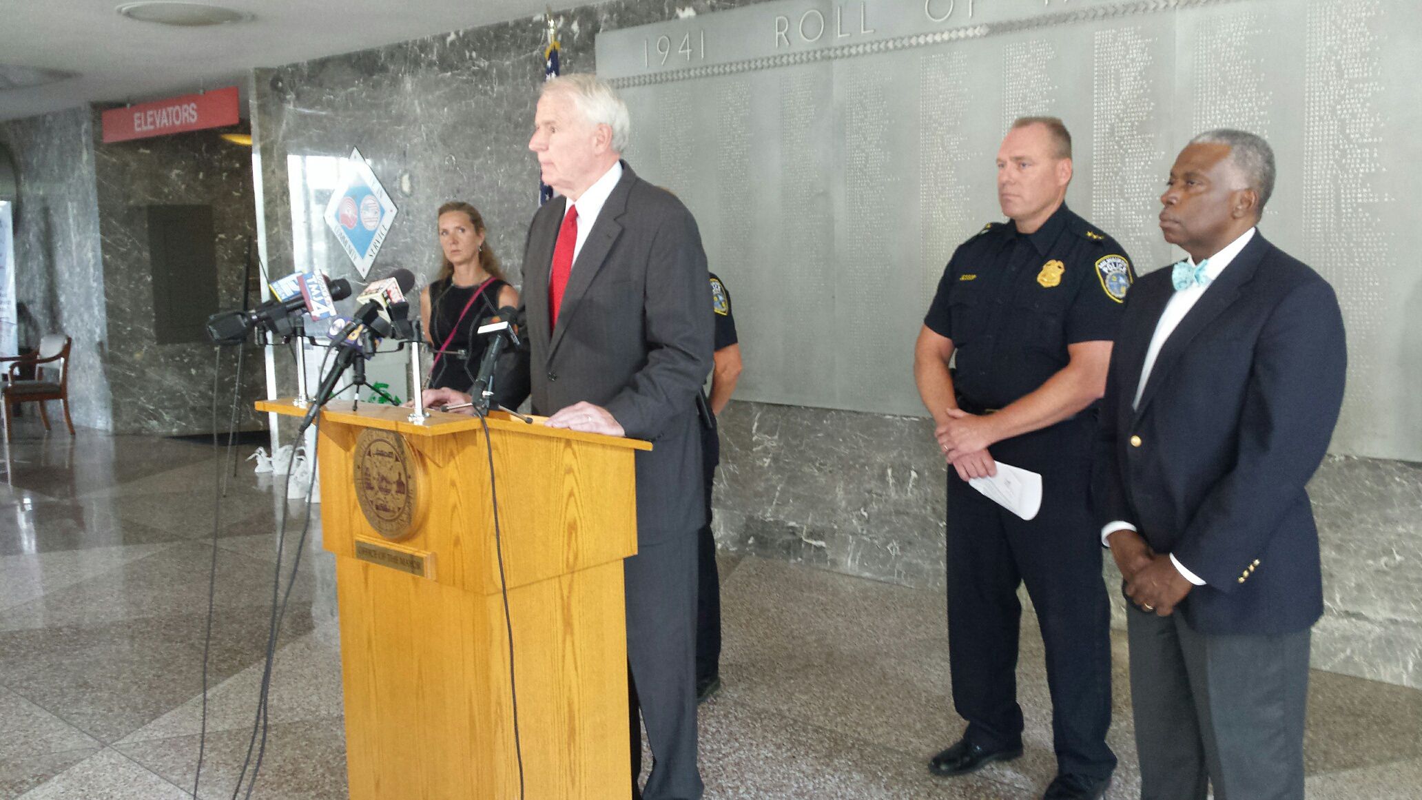 Milwaukee Mayor Tom Barrett discusses Sunday's shootings of police officers.