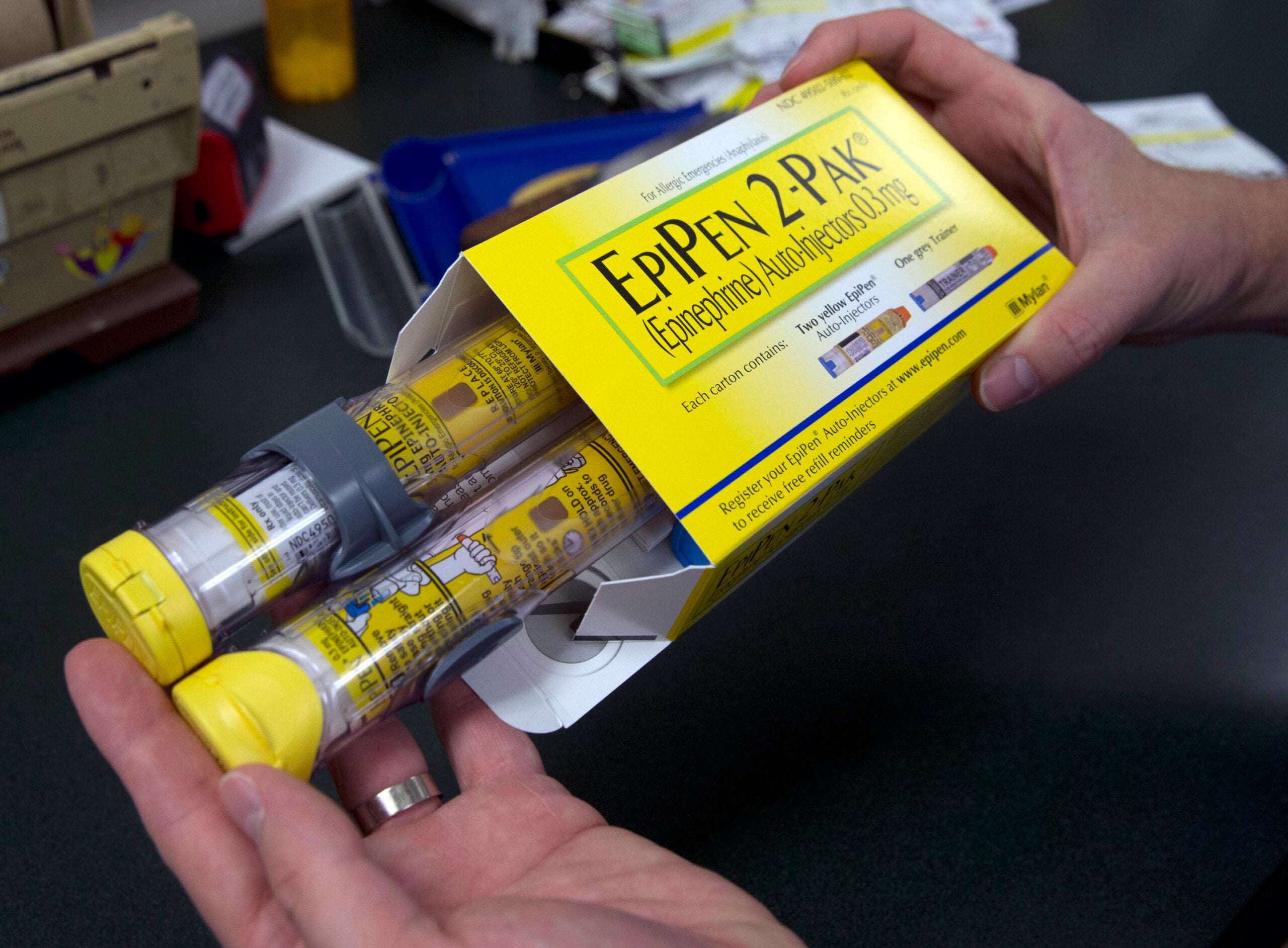 Bipartisan Wisconsin bill would require first responders to carry EpiPens
