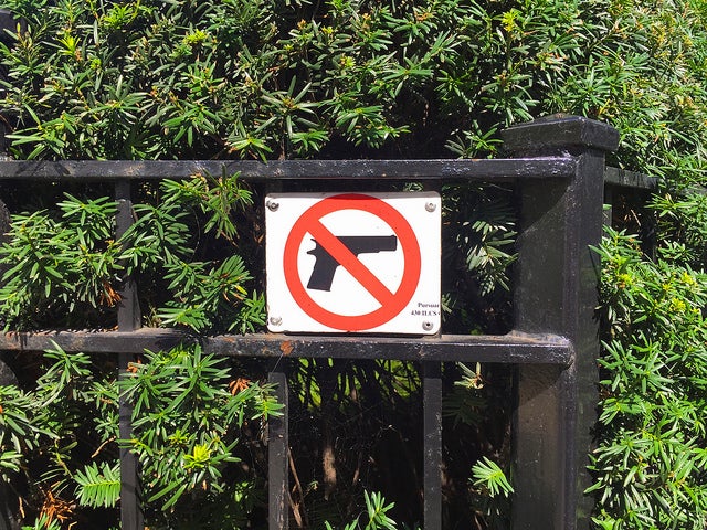 "No guns" sign