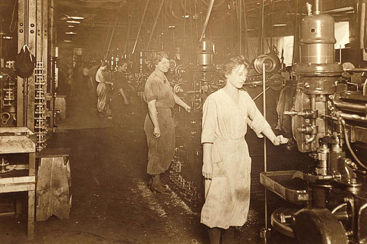 Women working at Nash Motors in Racine, Wisconsin, during World War I