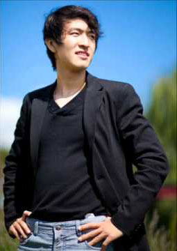 Photo of pianist Yangmingtian Zhao