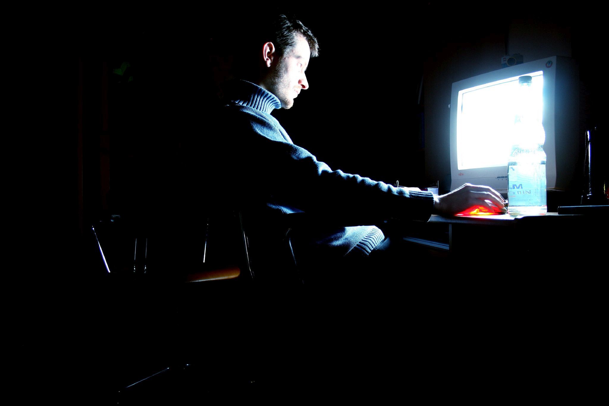 Время интернета ночью. Сидит за компьютером ночью. Человек сидит за компьютером ночью. За компом в темноте. Человек за компьютером.