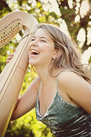 Photo of harpist Johanna Wienholts