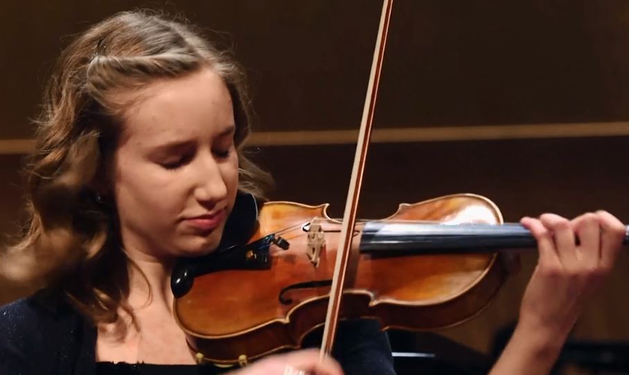 Photo of violinist Arianna Brusubardis
