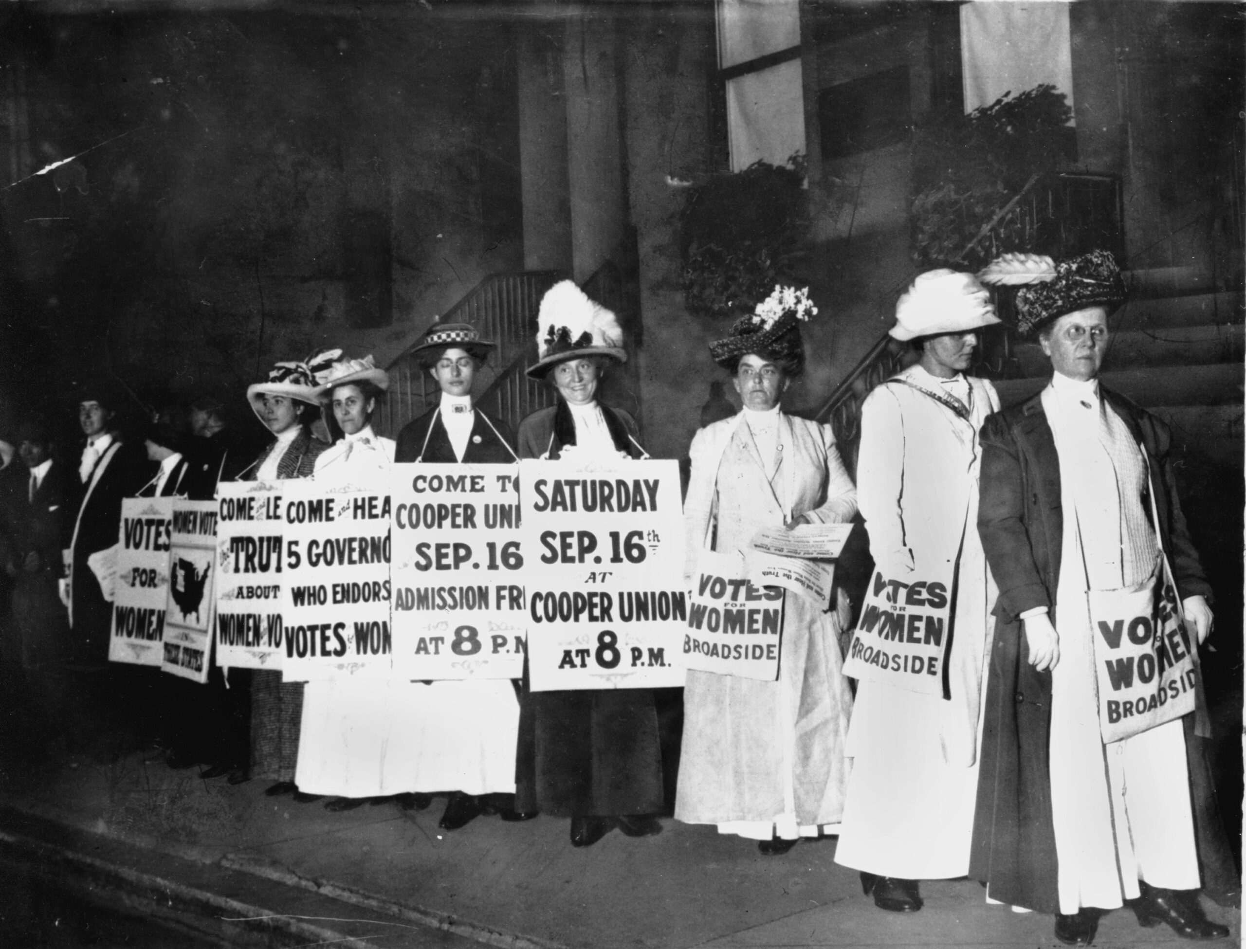 women rally for women's suffrage in New York in 1916