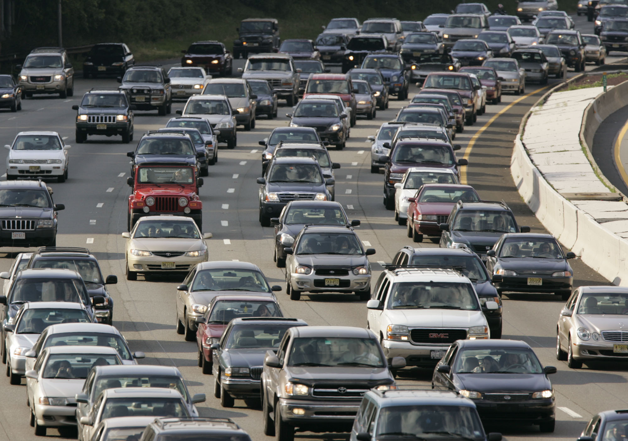 EPA to tighten vehicle emissions as state lawmakers seek to avoid bans on gas-powered cars