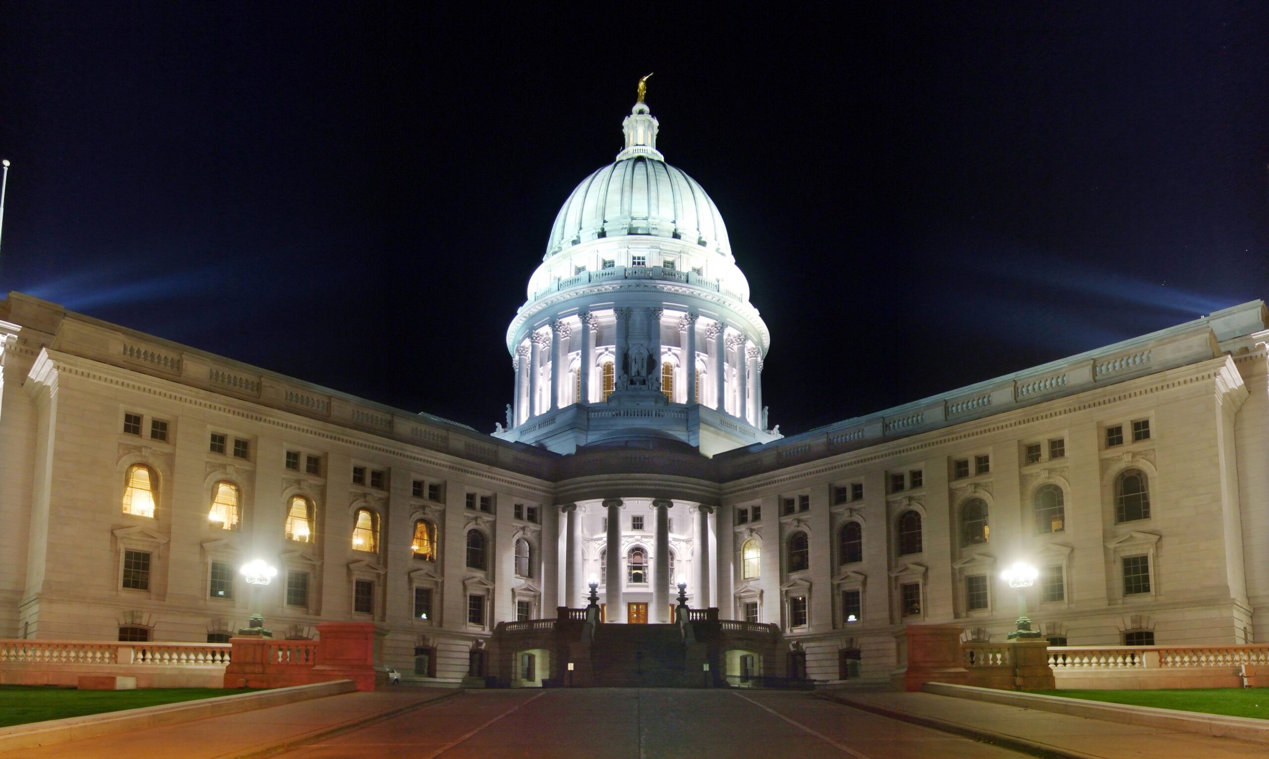 wisconsin state capitol at night