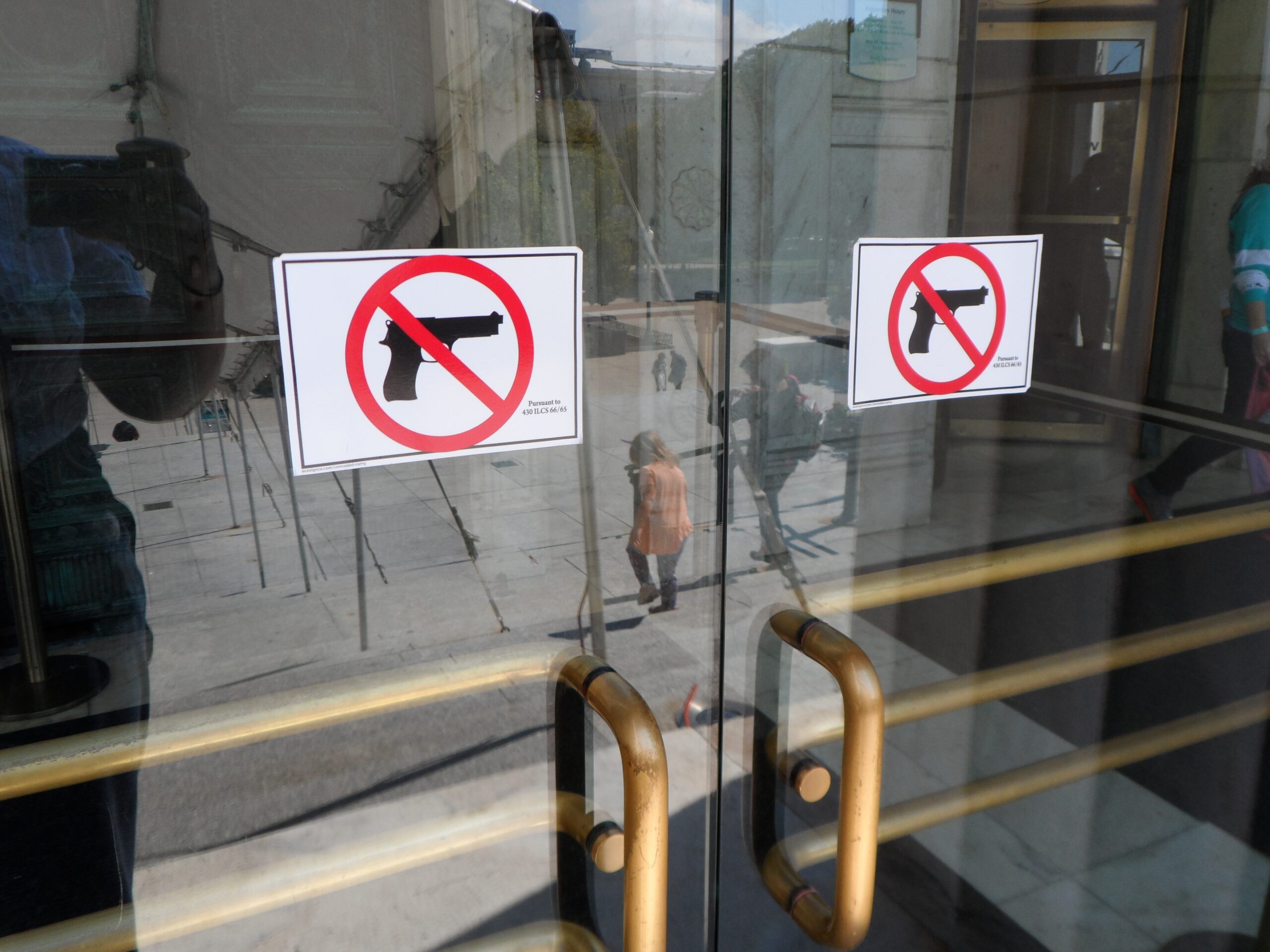 "No guns" sign