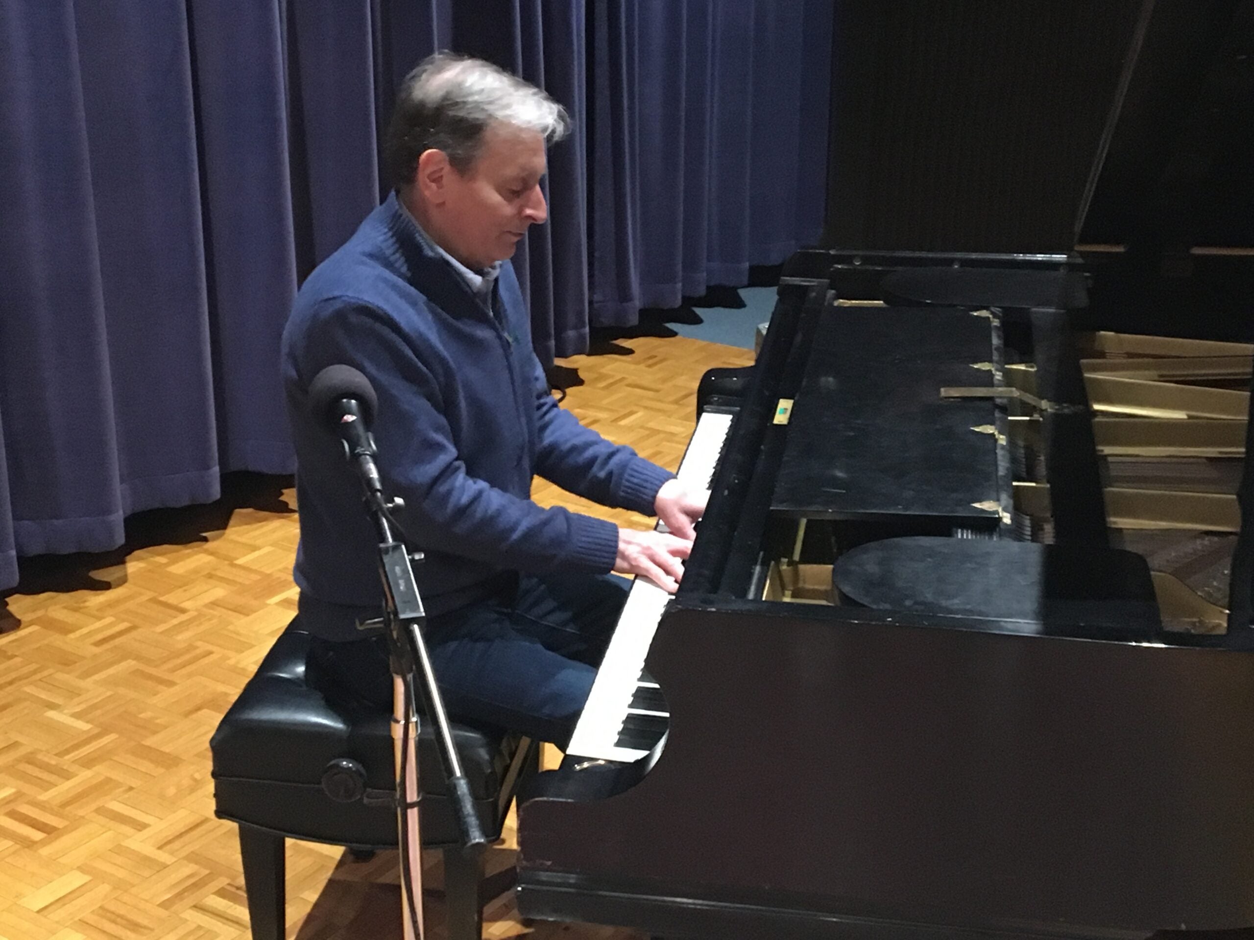 Studio photo of pianist Philippe Bianconi