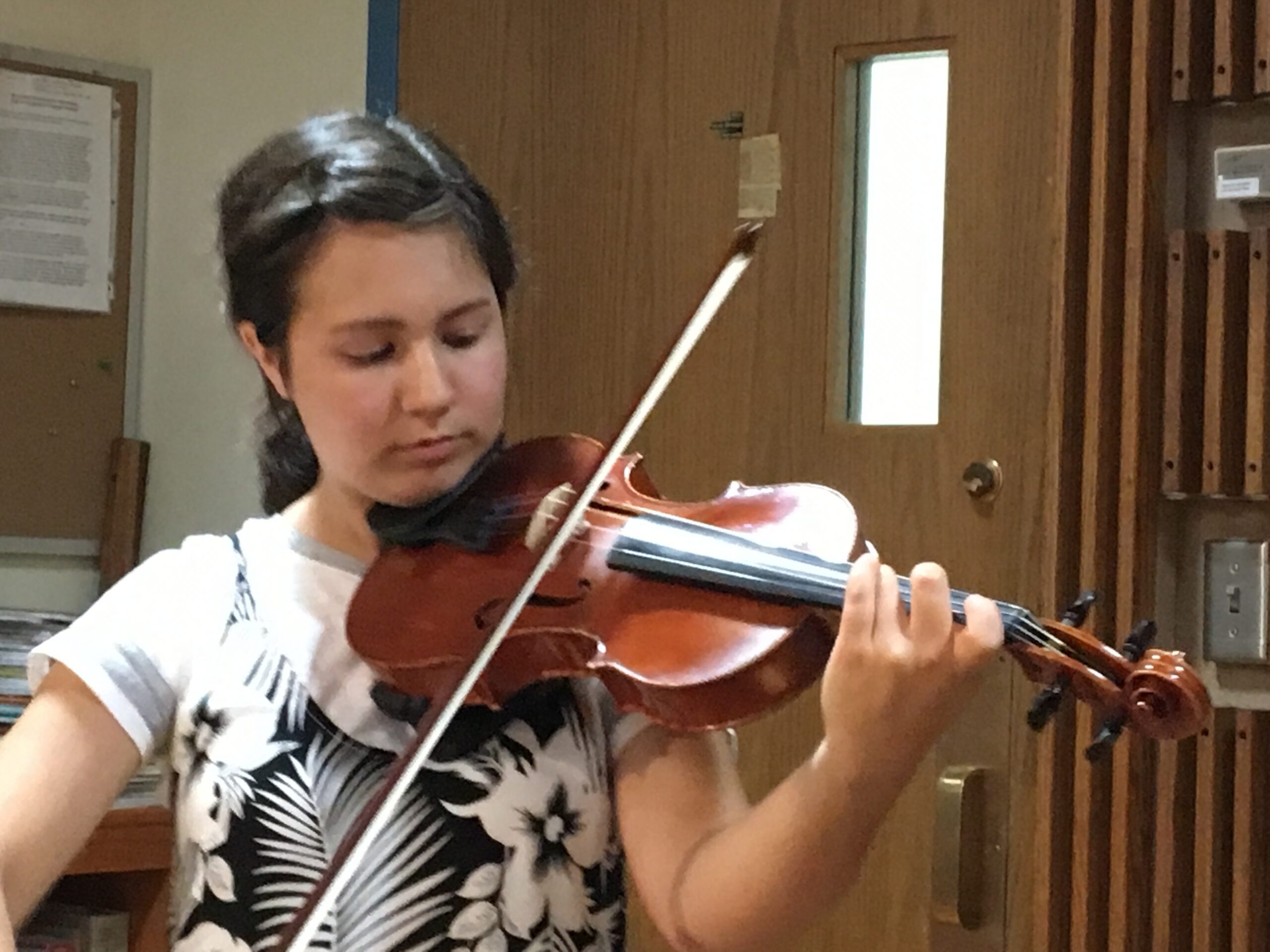 Photo of violinist Emily Hauer 