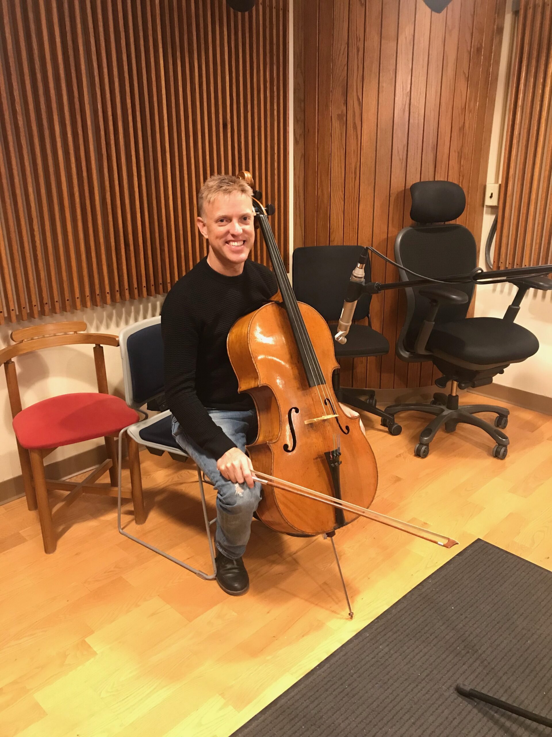 Studio photo of cellist Joe Johnson