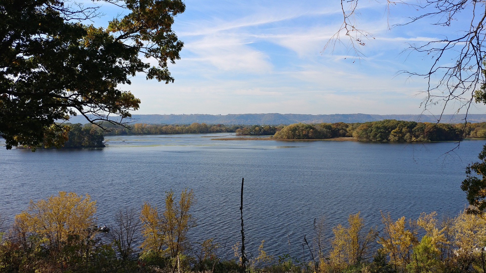 Fall colors along the Mississippi River.