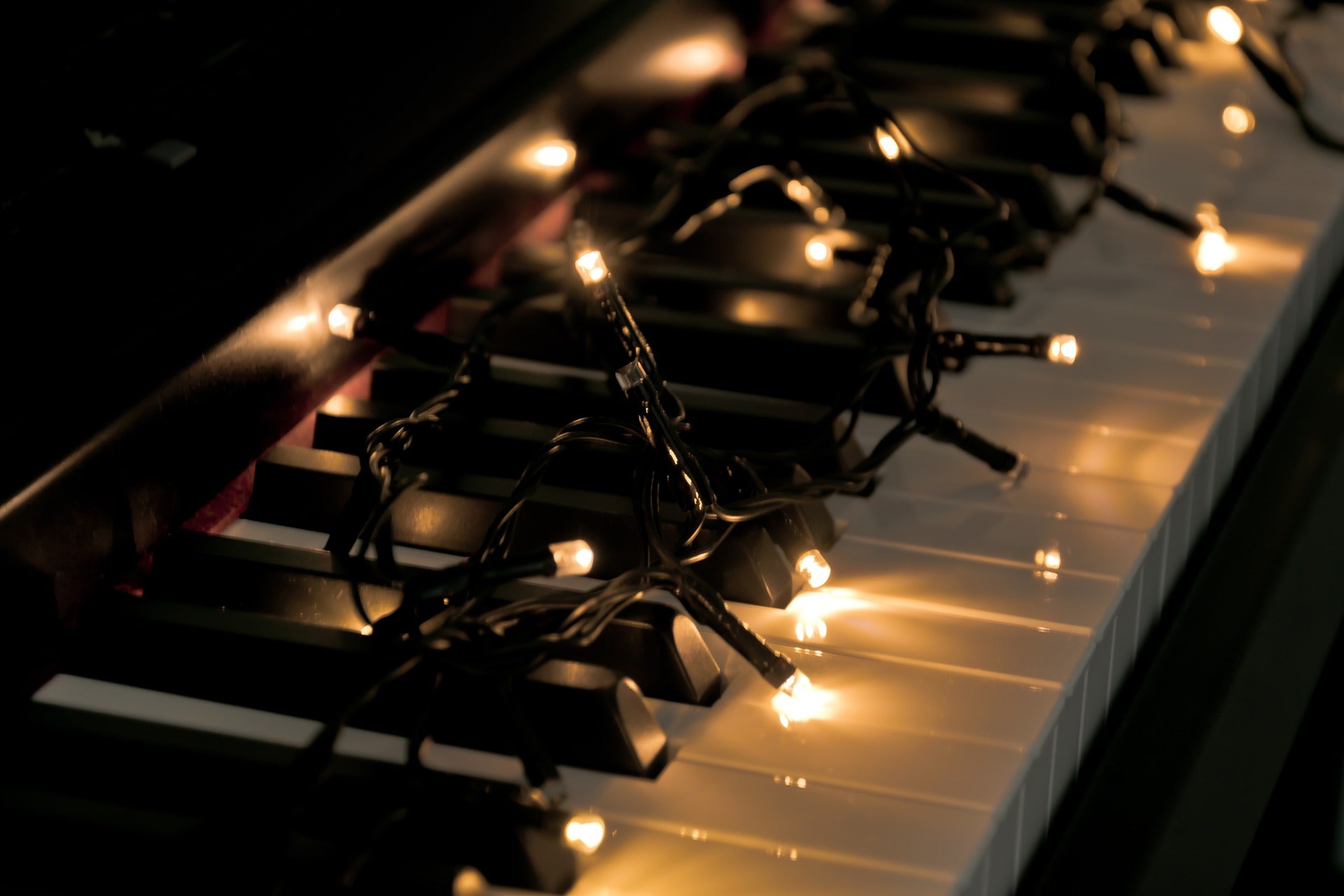 white lights on piano keyboard