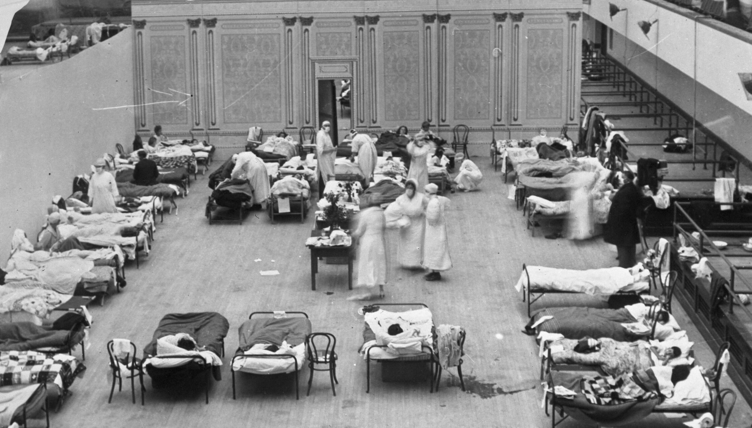 Nurses tend to influenza patients in 1918