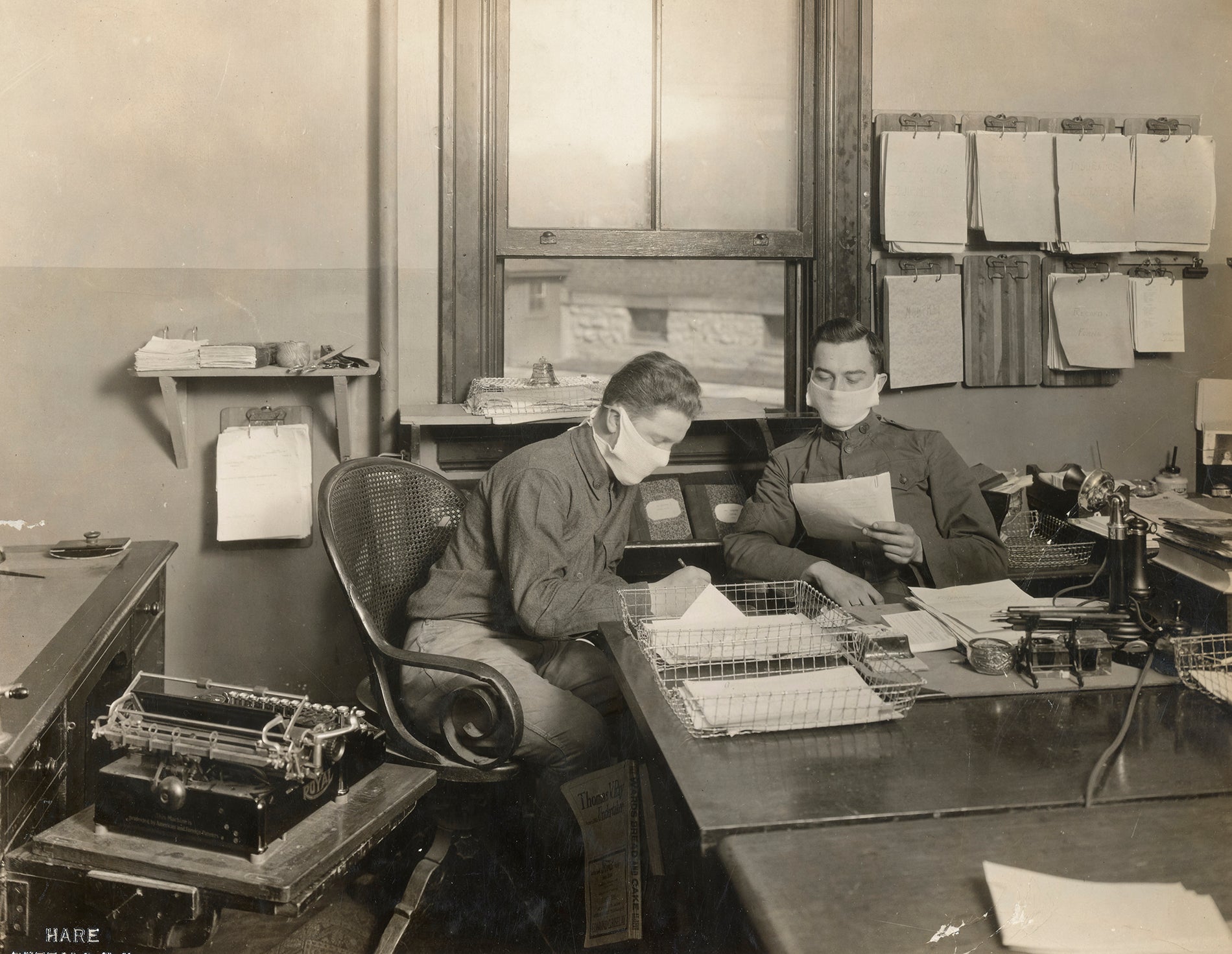 Workers wearing masks during the 1918 Spanish Flu