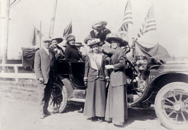 Suffragists campaigning for women's right s to votes in early 20th century Wisconsin