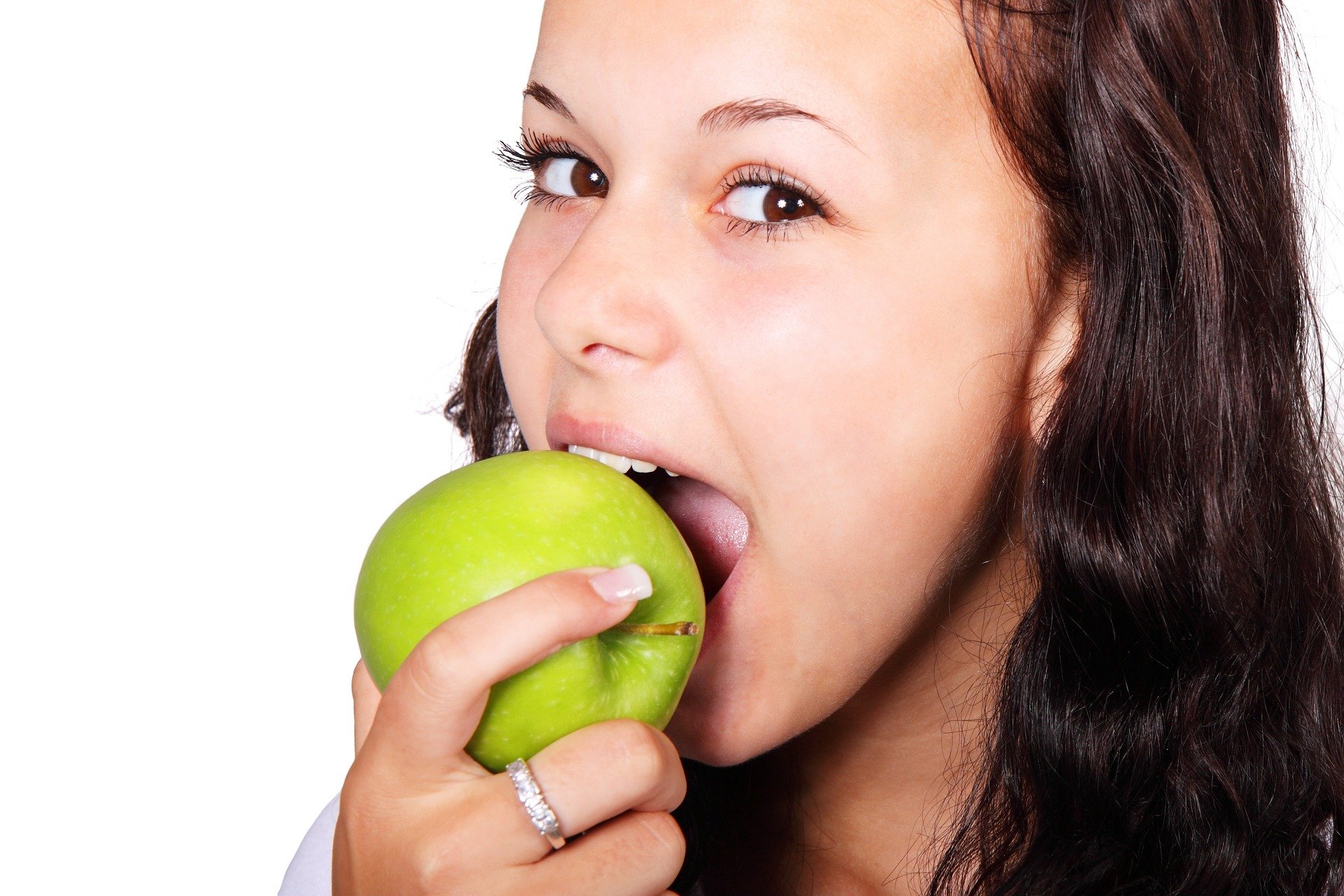 Young woman eating apple.