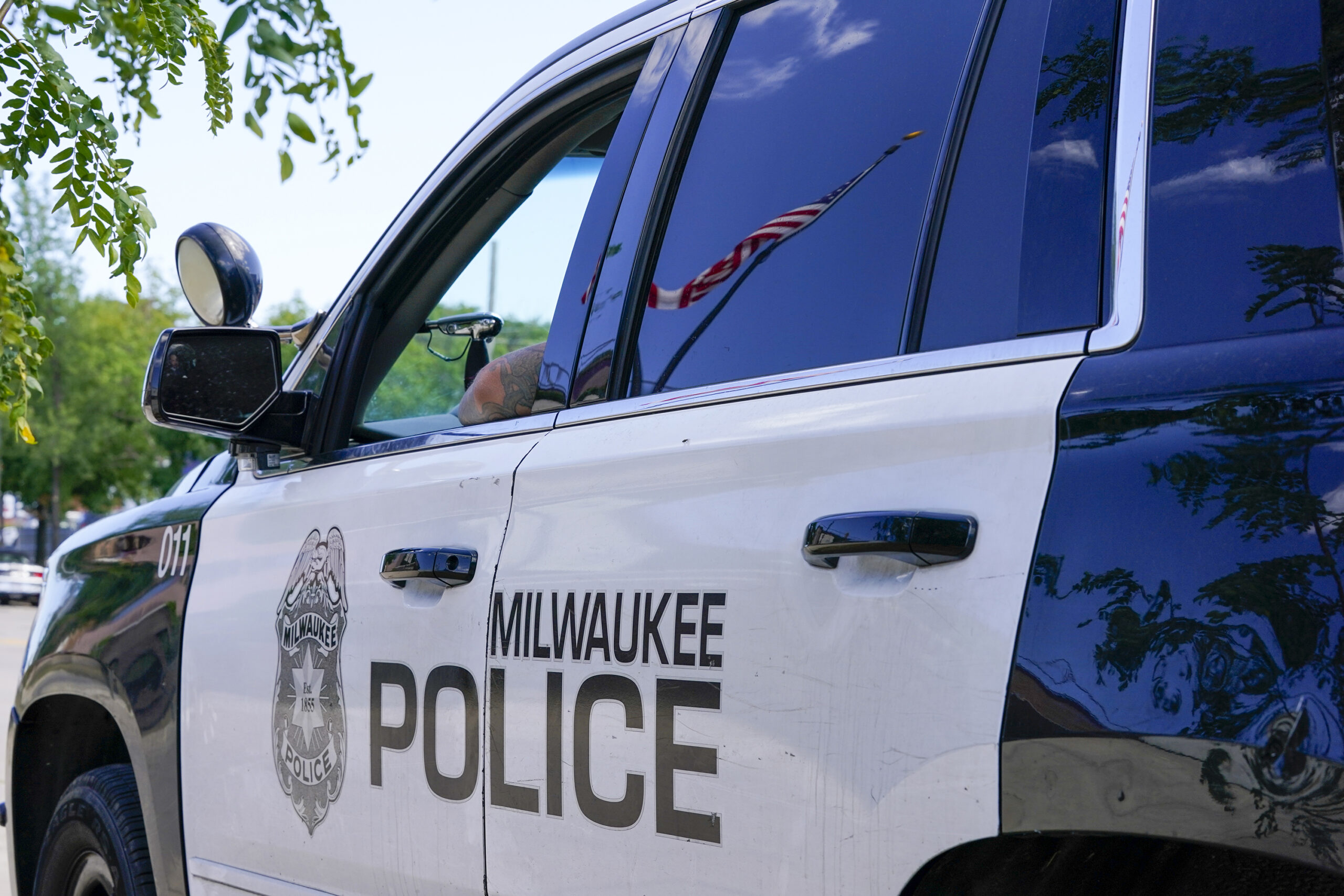 Milwaukee police union sues city over service weapons