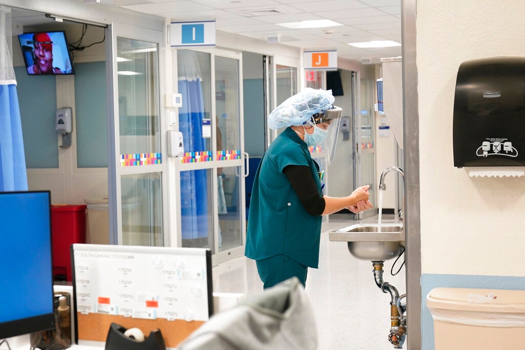 Hospital medical staffer washes her hands