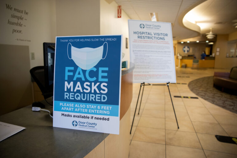 A sign requiring masks at the Door County Medical Center
