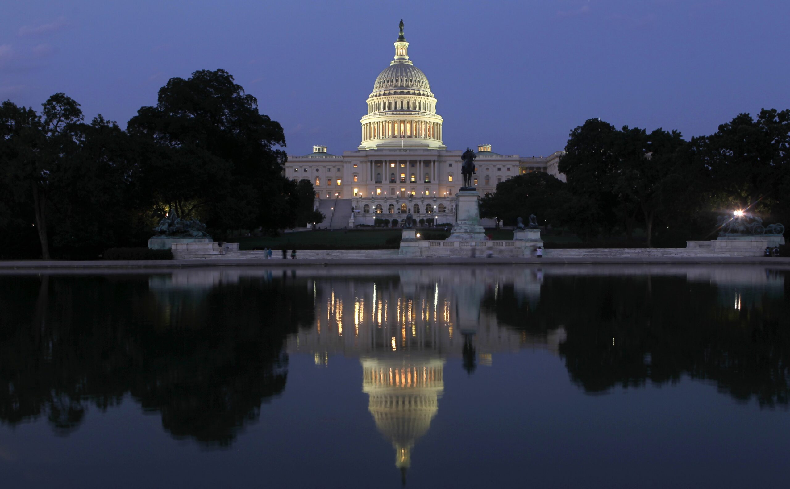 U.S. capitol building at night