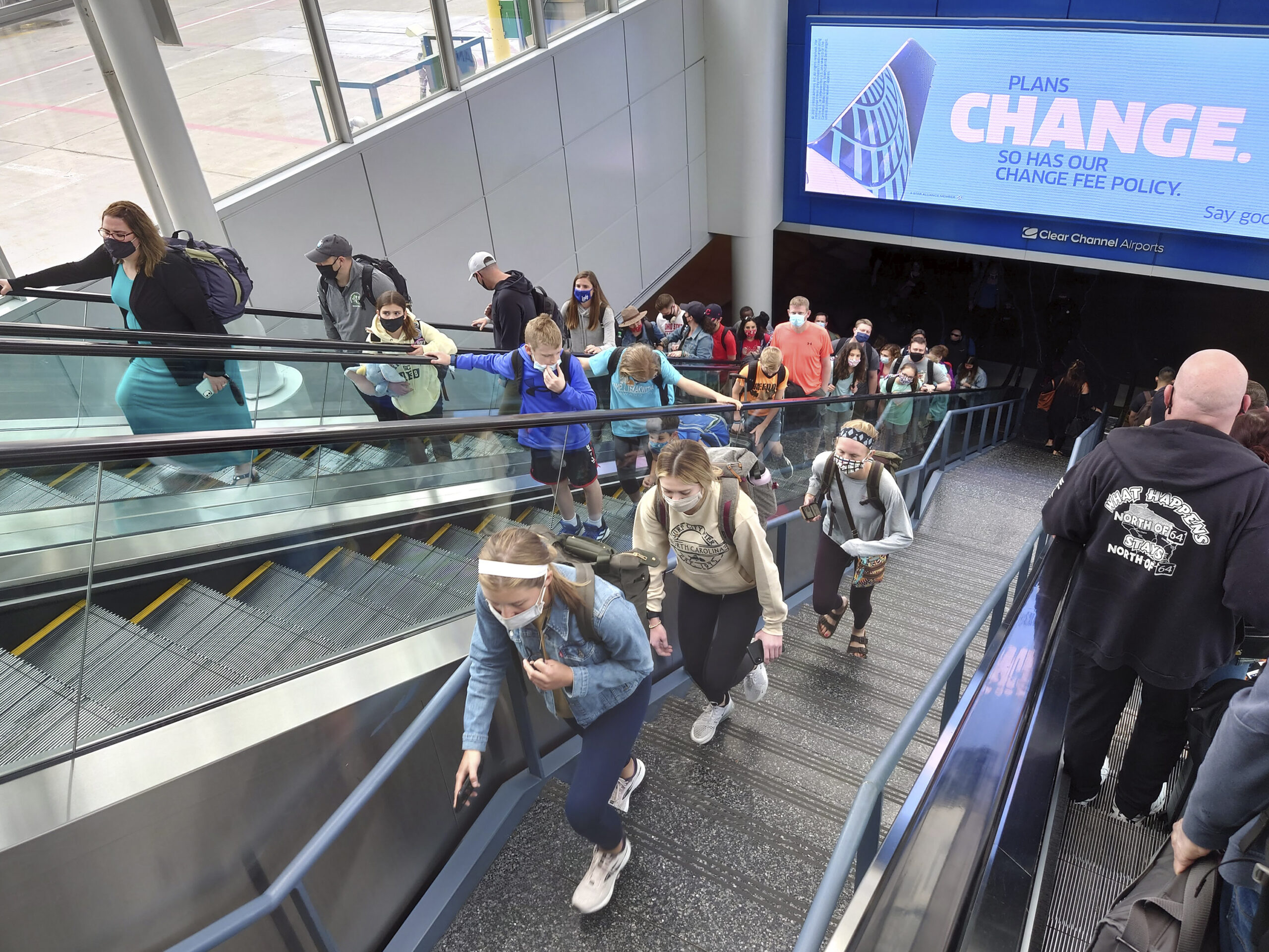 Airline passengers make their way through Chicago O'hare Intercontinental Airport