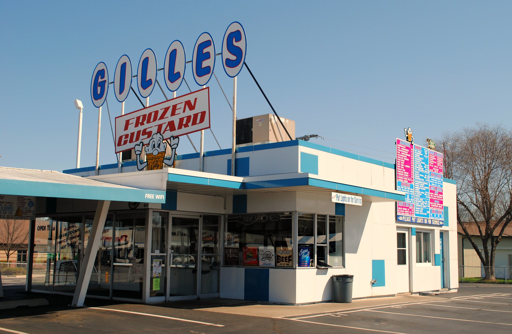 A retro-looking 'Gilles' sign sits atop the building with blue accents.