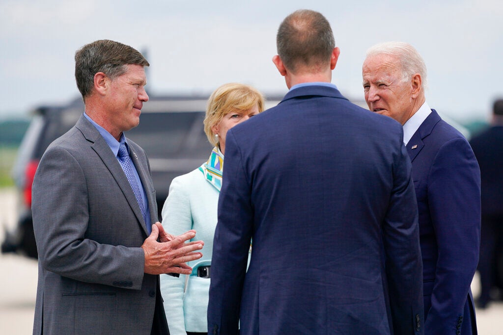 Rep. Ron Kind speaks with President Joe Biden in La Crosse