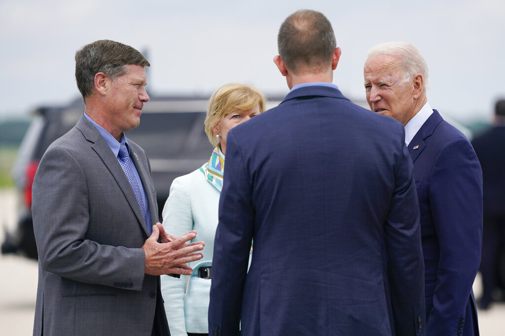 Rep. Ron Kind speaks with President Joe Biden in La Crosse