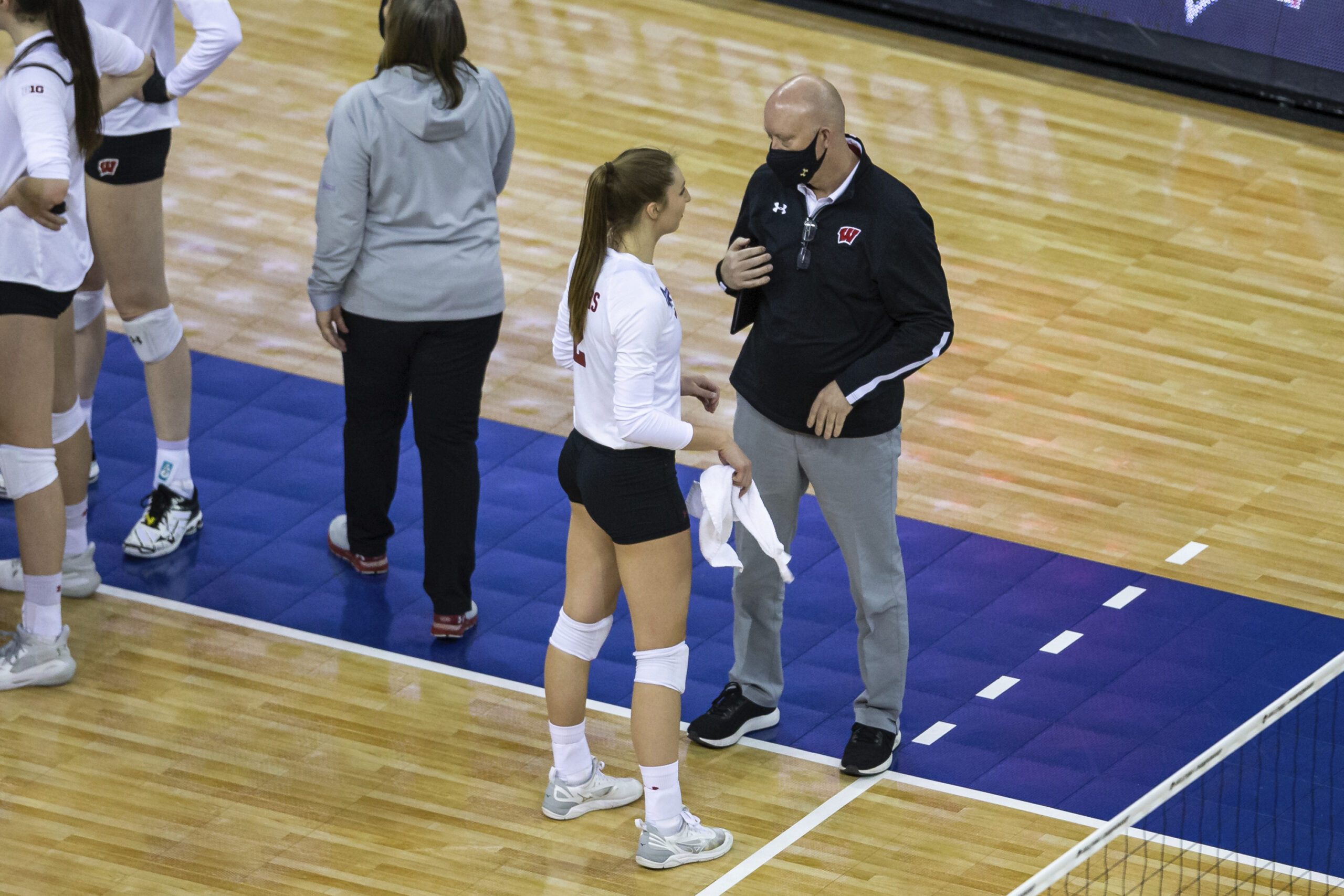Wisconsin coach Kelly Sheffield talks to Sydney Hilley