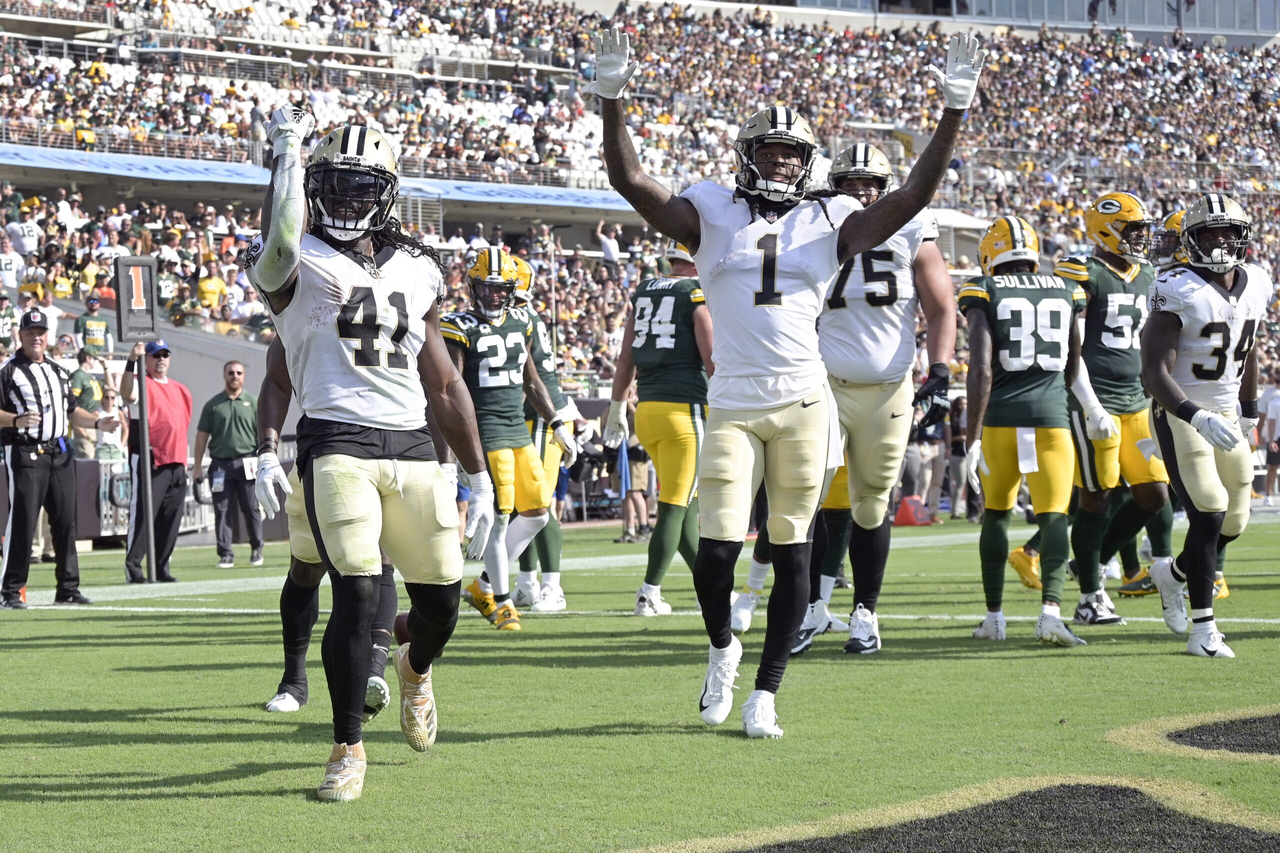 New Orleans Saints running back Alvin Kamara celelbrates his touchdown against the Green Bay Packers