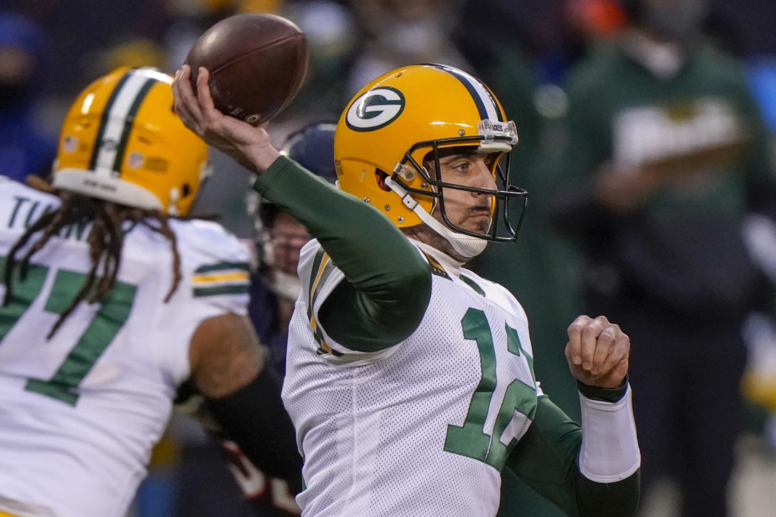 Aaron Rodgers throws a pass against the Chicago Bears
