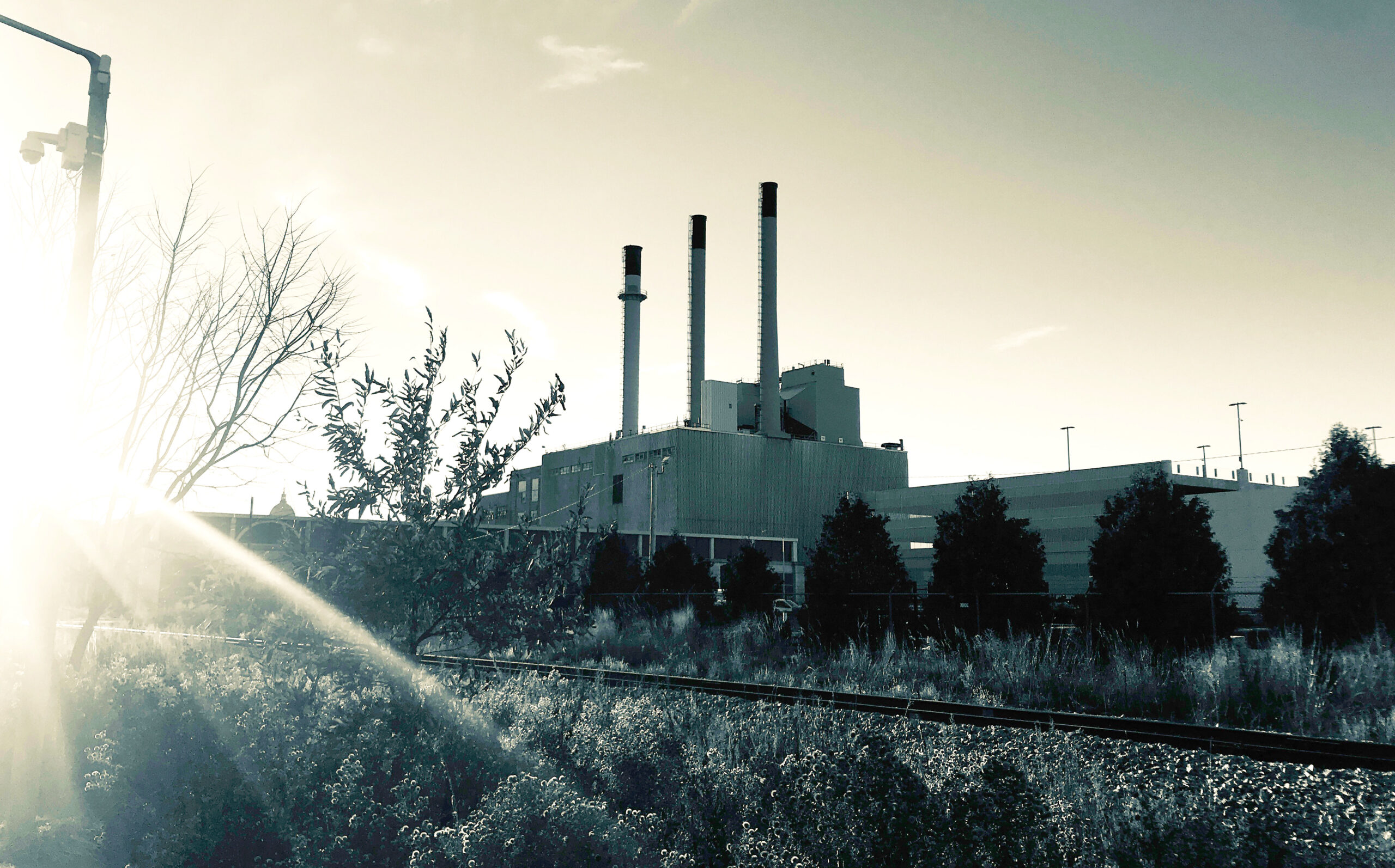 A gas-powered electric generating station with three chimneys
