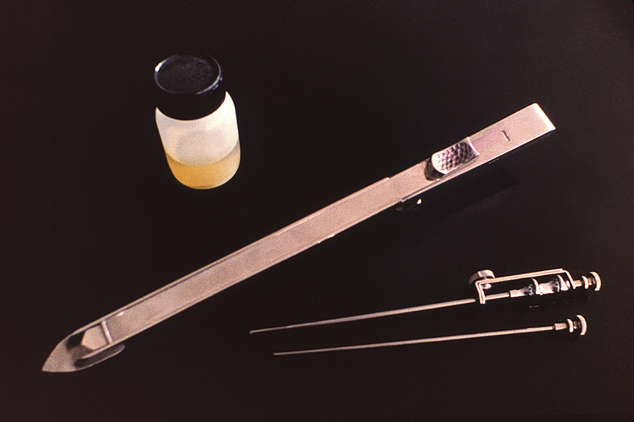 Tools used to extract a liver for research