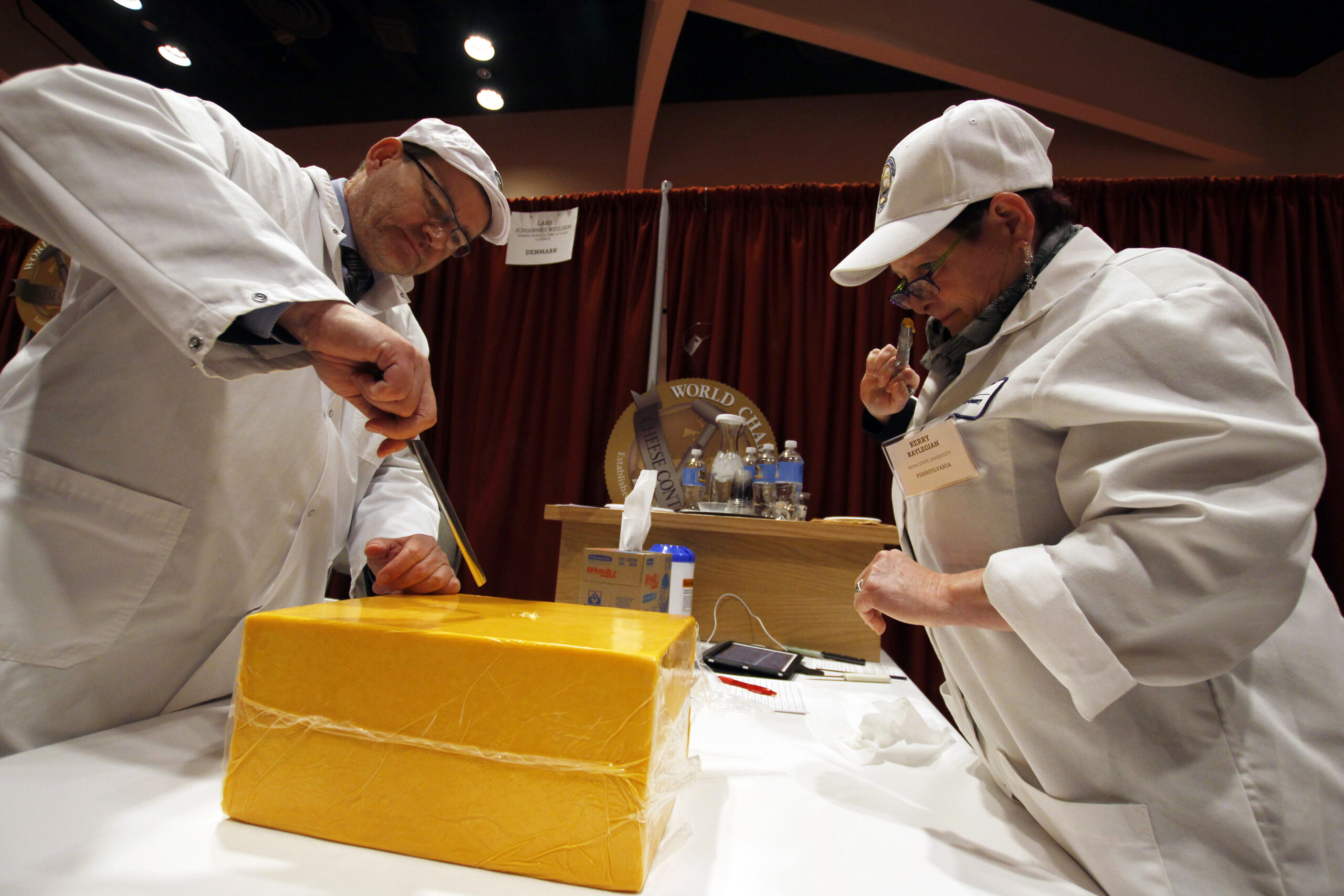 Judges Lars Johannes Nielsen and Kerry Kaylegian inspect a cheddar