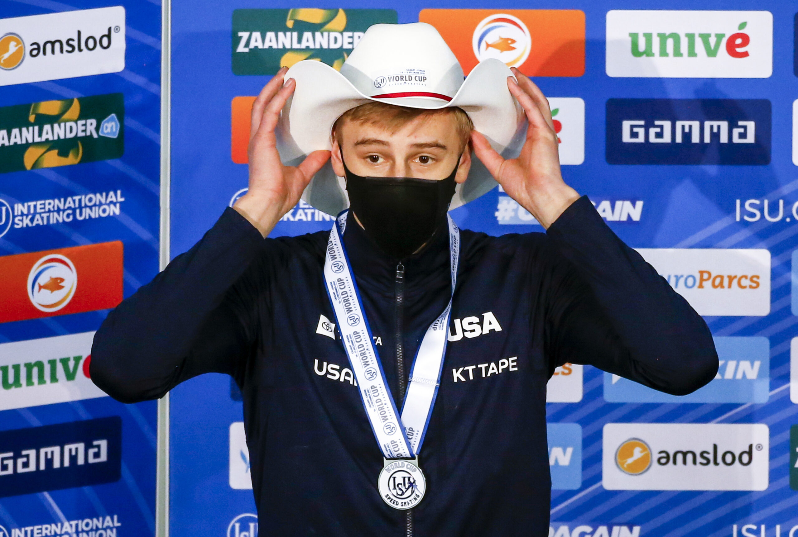 Jordan Stolz with a cowboy hat to celebrate his second place finish following the men's 1000-meter competition at the ISU World Cup speedskating event