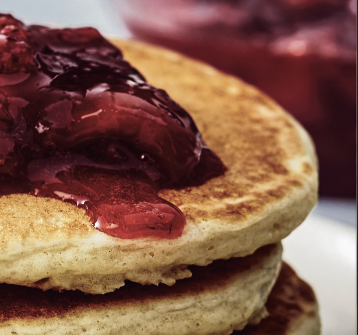 Recipe: Fluffy pancakes with strawberry syrup