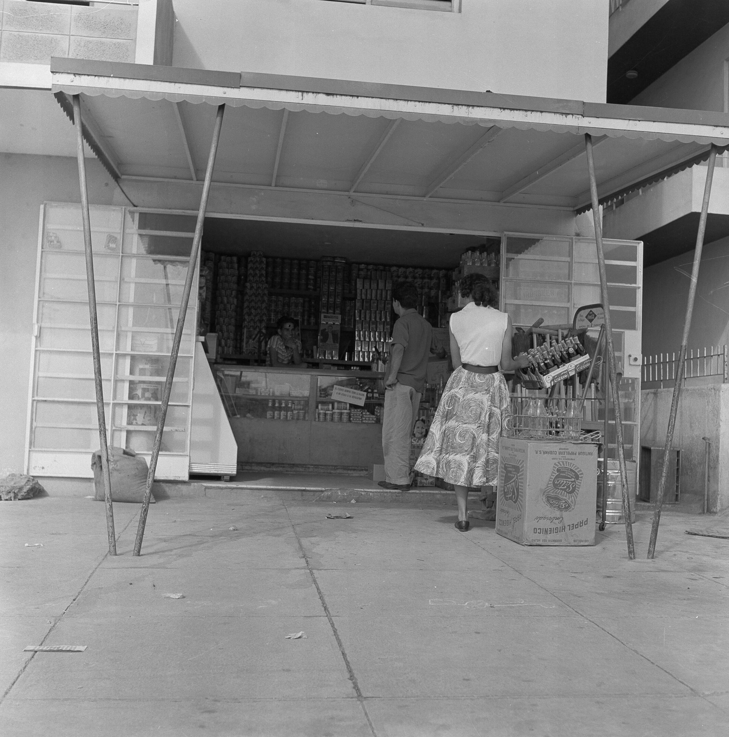 Exterior of a typical Cuban supermarket in 1960