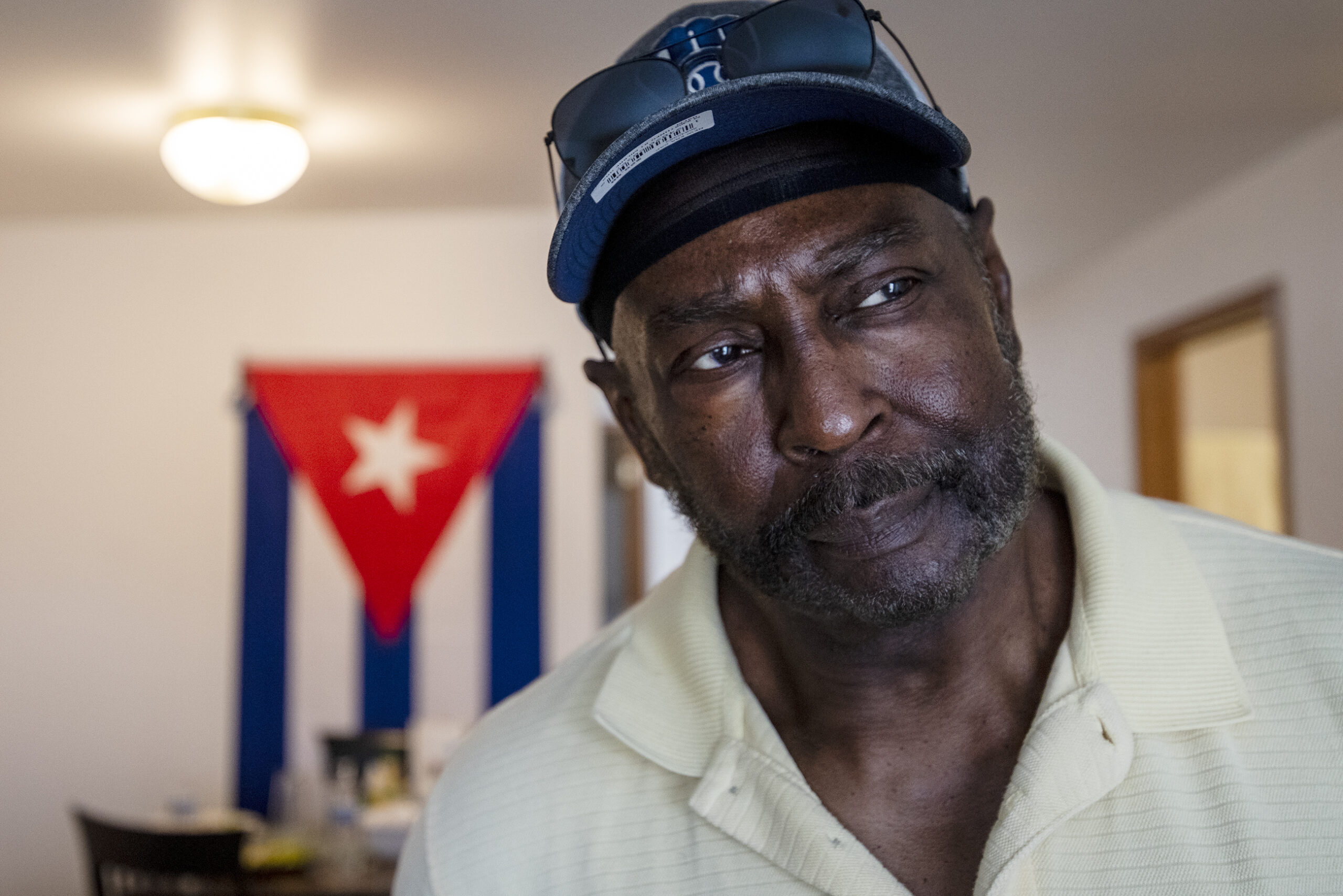 Los refugiados cubanos se reconcilian con encuentros racistas, pasados delictivos y el camino hacia adelante