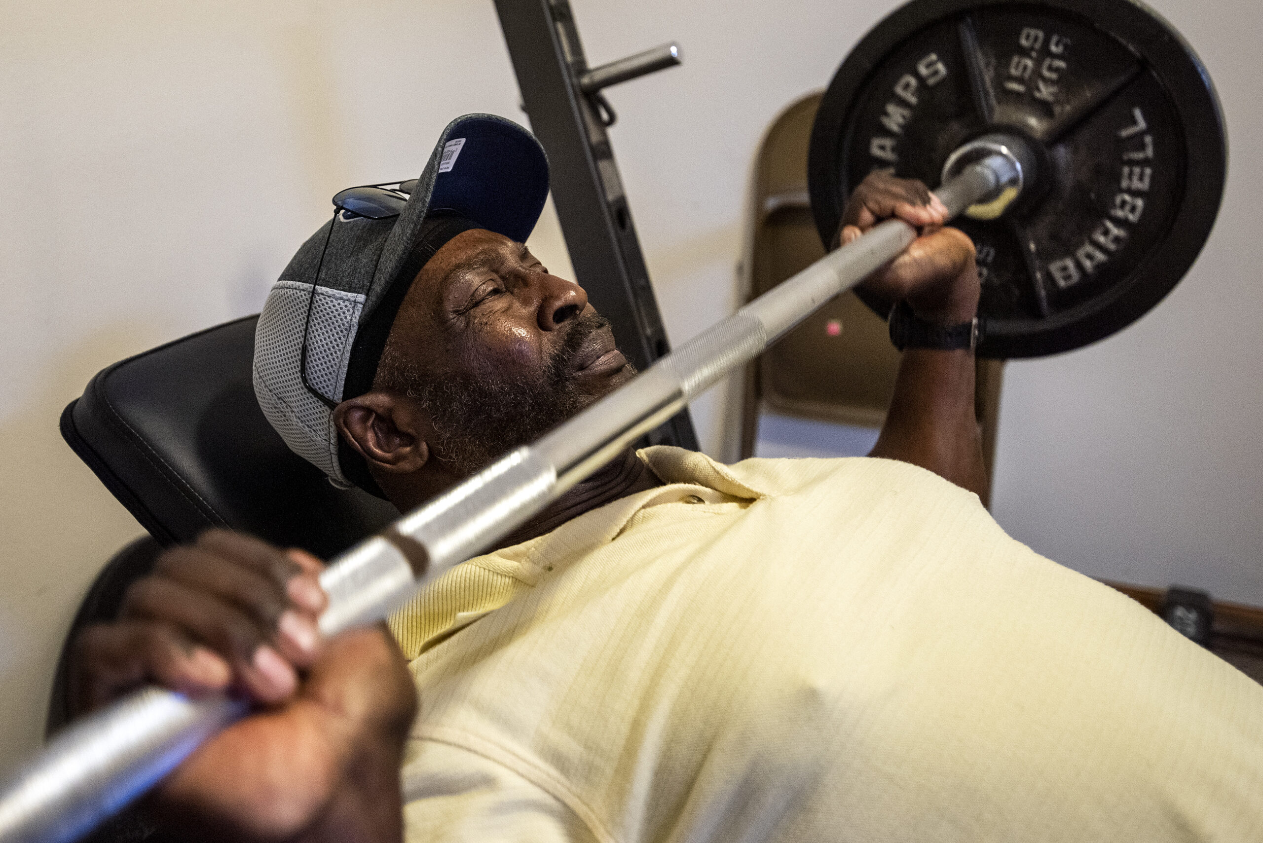 Osvaldo Durruthy lifts weights