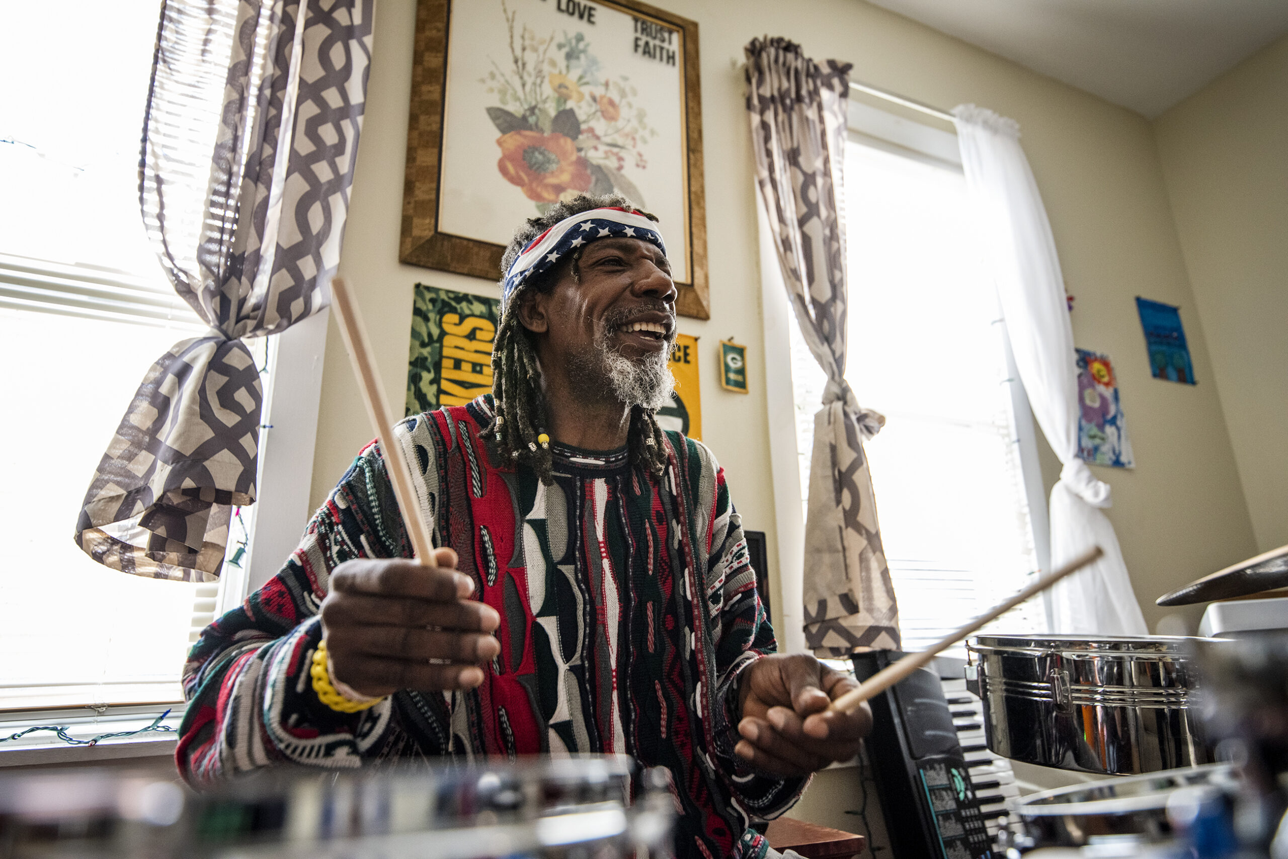 Rodosvaldo Pozo playing drums