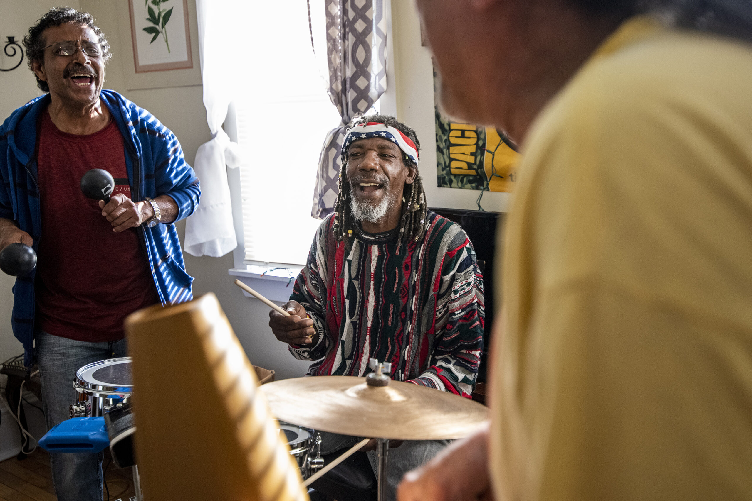 Marcos Calderón and Rodosvaldo Pozo play music