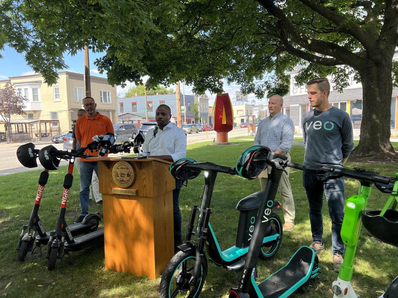 Electric scooters return to the streets of Milwaukee, this time until the end of 2023