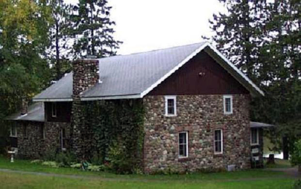 The main lodge at Al Capone's Hideout in Couderay