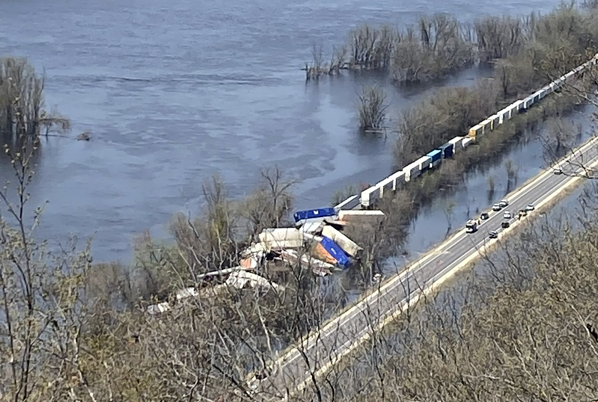 Crawford County train derailment sends multiple cars into Mississippi River