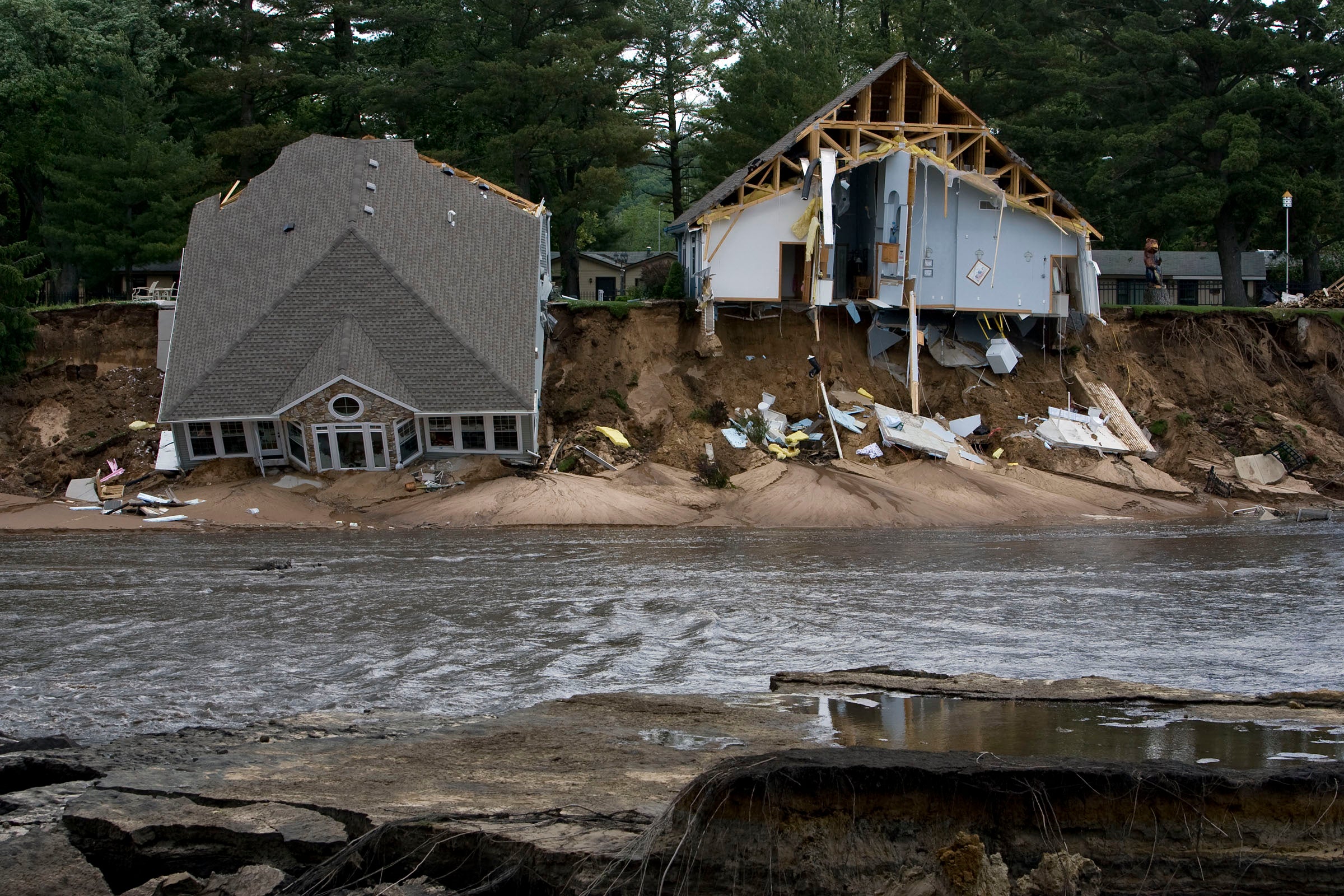 Houses falling into Lake Dalton