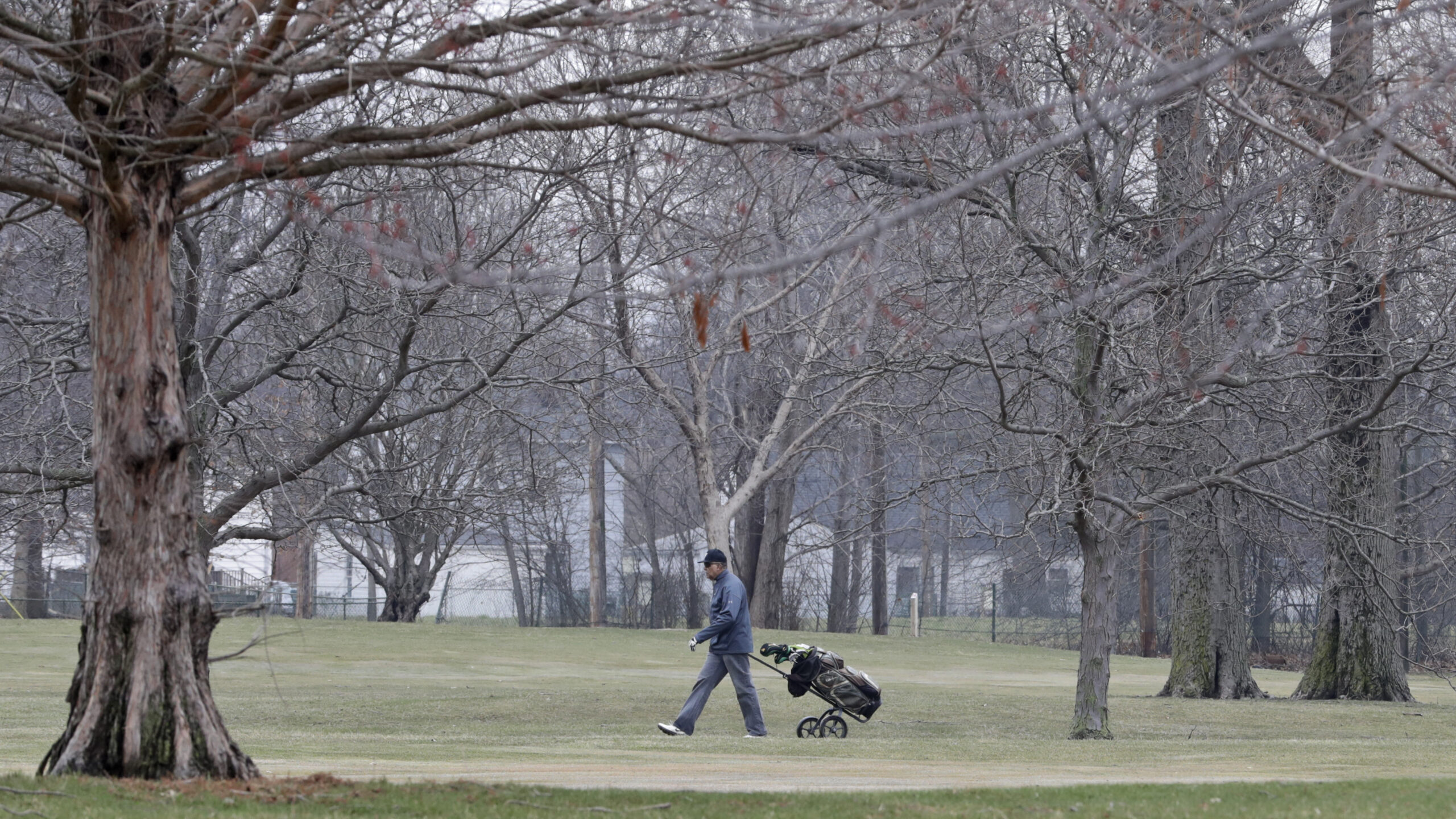 Golf courses extending seasons as warm weather persists