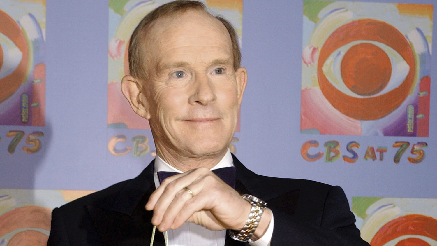 Tom Smothers does yo-yo tricks during arrivals at CBS' 75th anniversary celebration on Nov. 2, 2003, in New York.